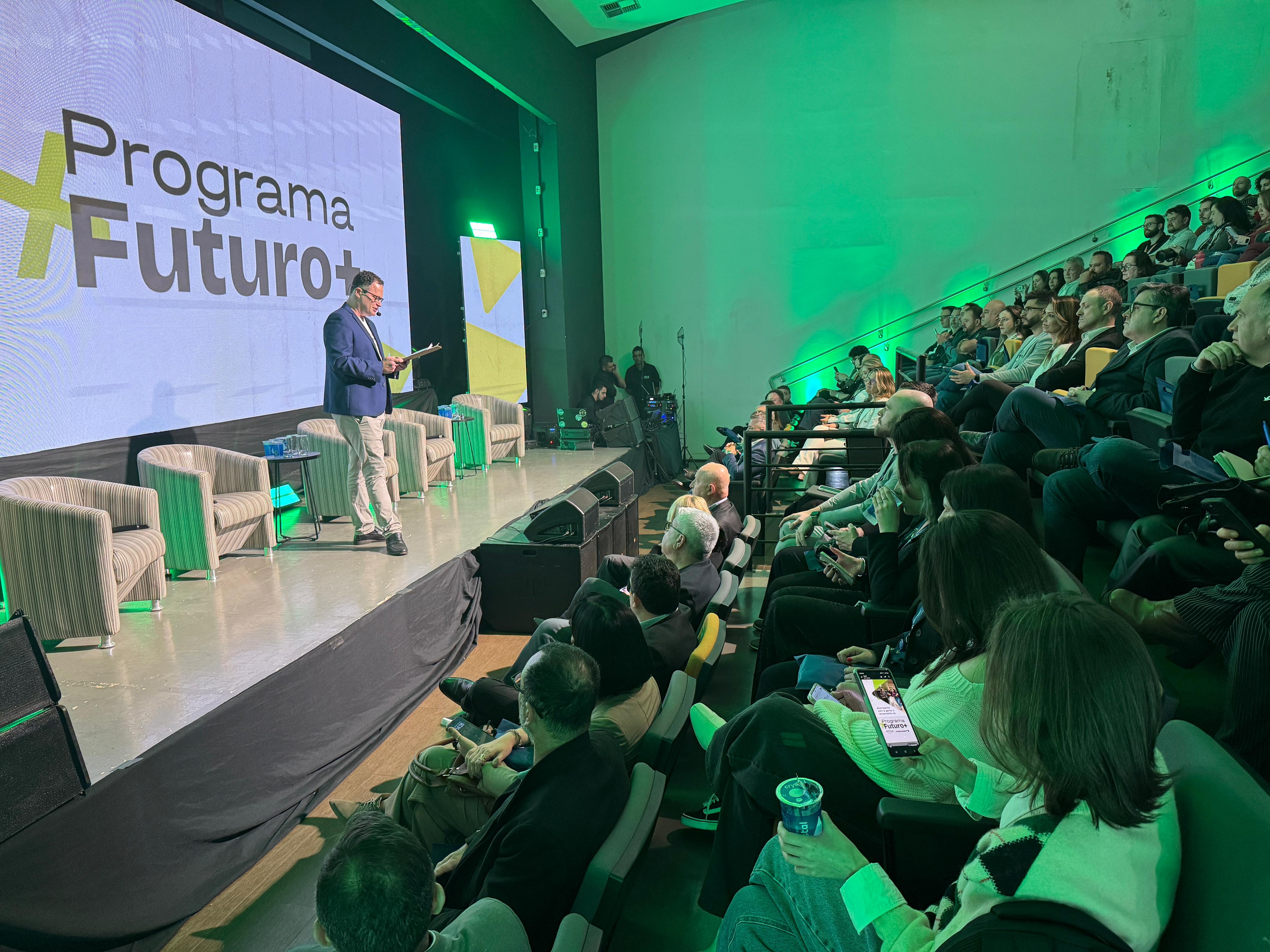Durante a cerimônia, estiveram presentes importantes nomes da indústria e do setor educacional